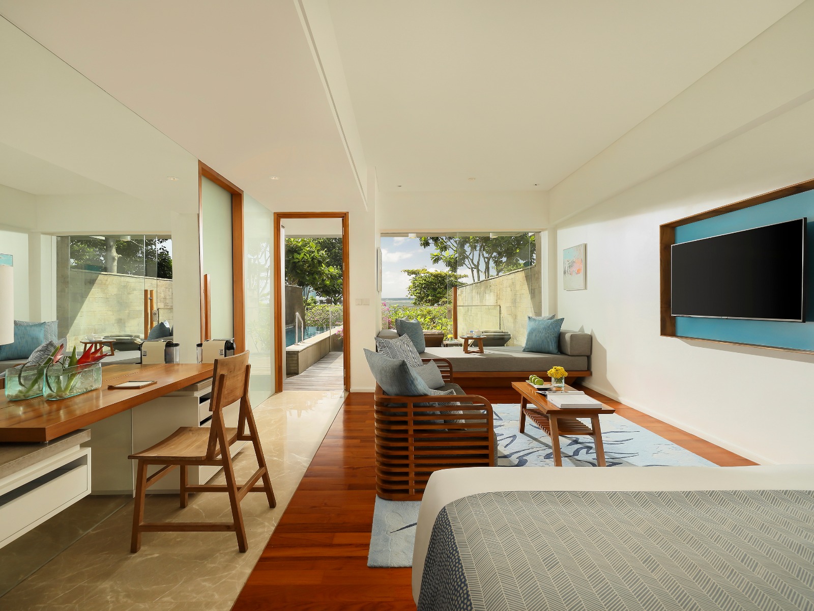 HEAVENLY OCEAN VIEW POOL SUITE - 1 KING BED